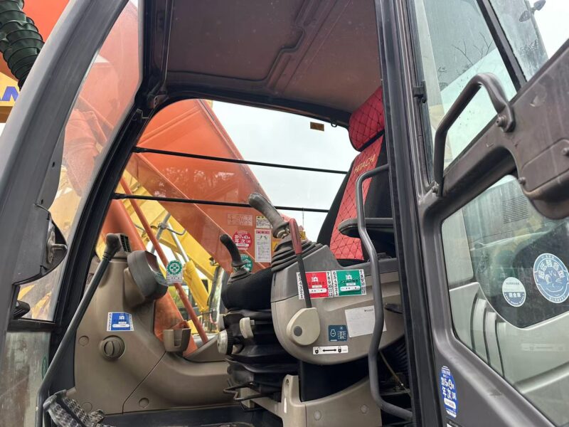 Hitachi ZX210