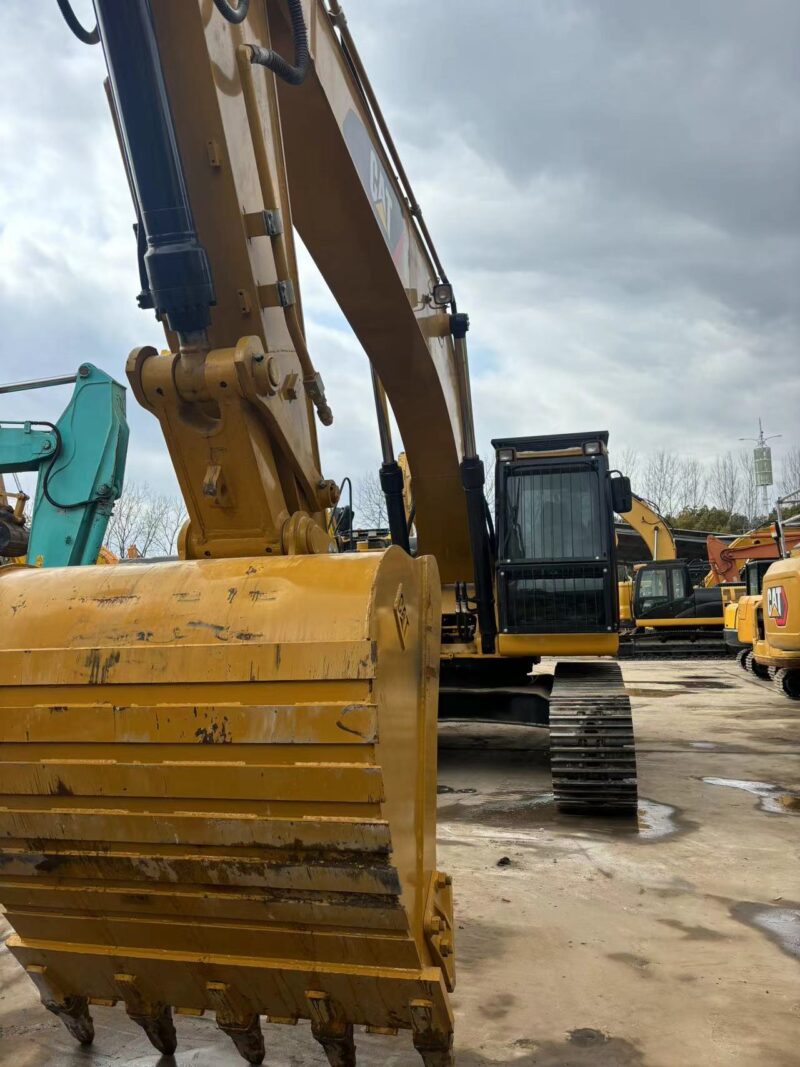 CAT 330